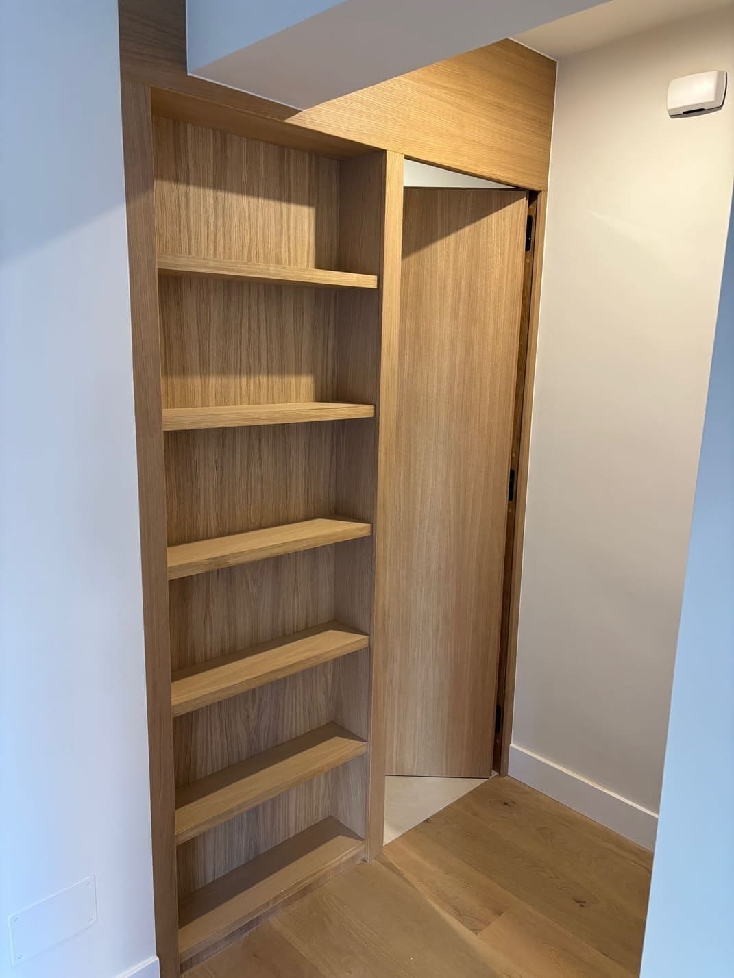 LIBRERÍA CON PUERTA DE PASO OCULTA LIBRERÍA CON PUERTA DE PASO OCULTA