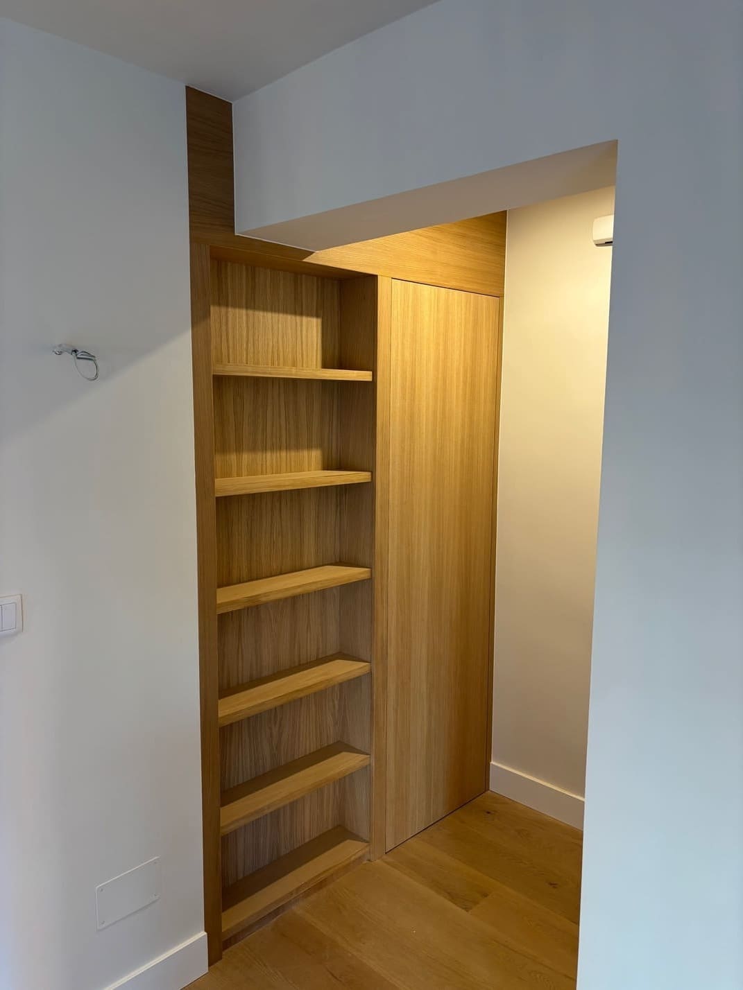 LIBRERÍA CON PUERTA DE PASO OCULTA LIBRERÍA CON PUERTA DE PASO OCULTA